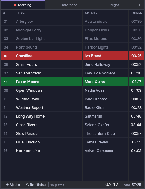 Une playlist : pistes jouées grisées, piste à l’antenne en rouge, piste suivante en vert, et le pied de page avec le temps restant